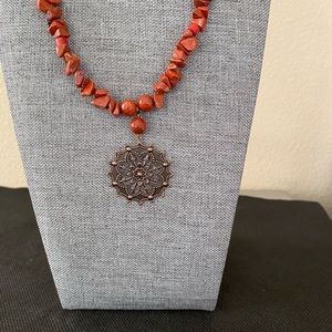 Collar jaspe rojo con focal estrella